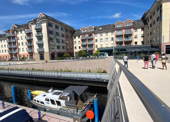 ספינת מלון The Marina Experience את'לון